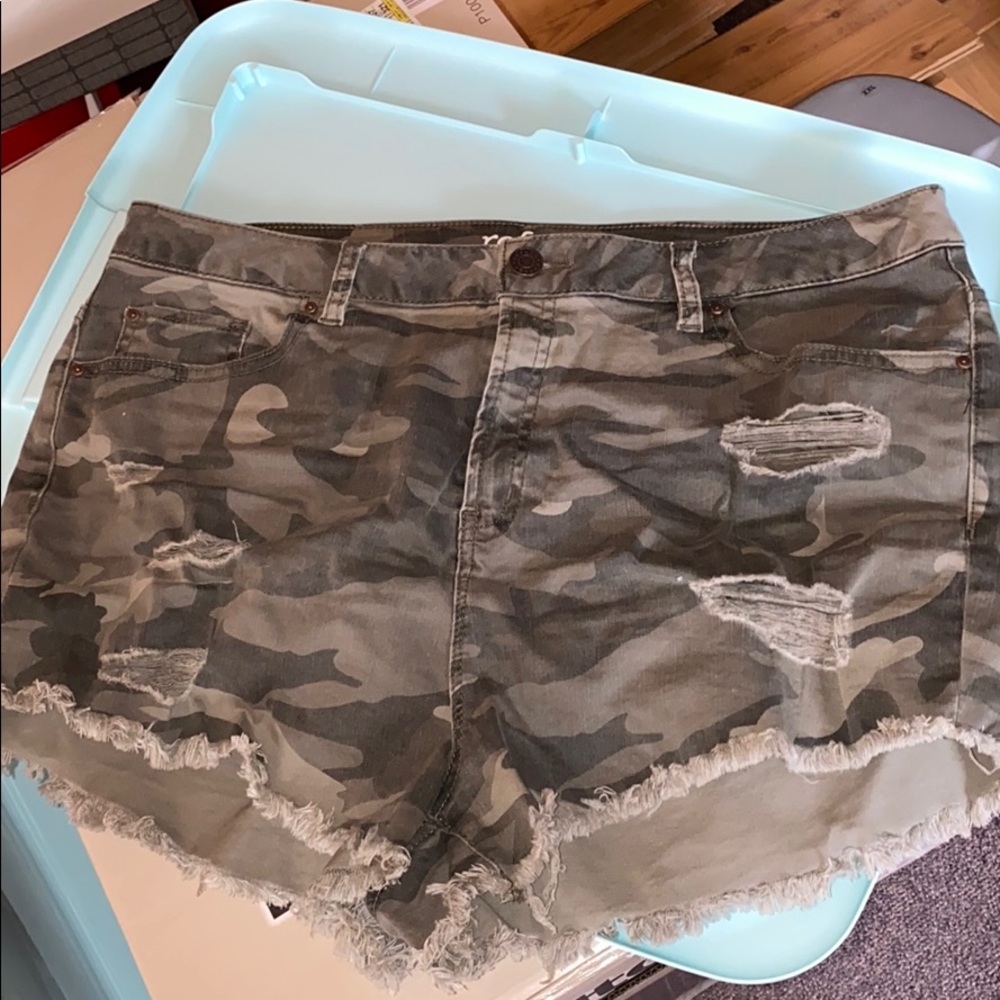Hi rise cheeky camo shorts